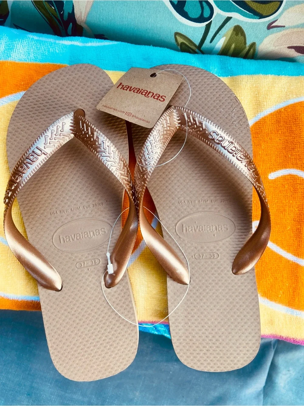 🌺ALOHA!🤎🩴Havaianas Flip Flops Taupe w/Metallic Rose Gold Strap WOMENS SZ. 7/8